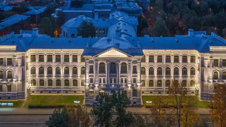 Tòa nhà chính Đại học Bách khoa Saint Petersburg