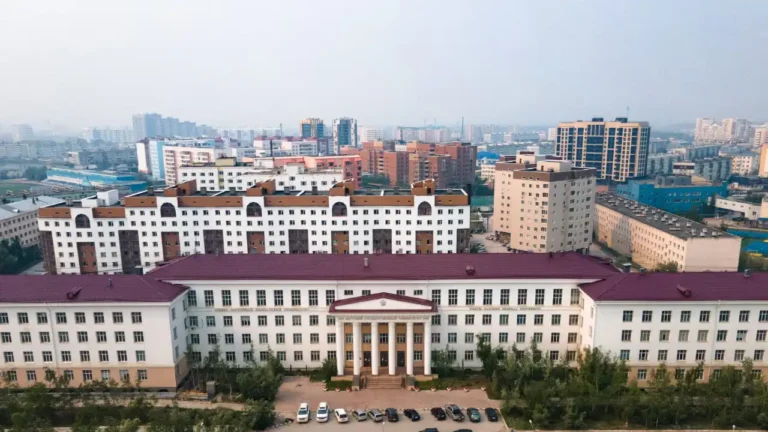 Tòa nhà truyền thống của Đại học Liên bang Đông Bắc