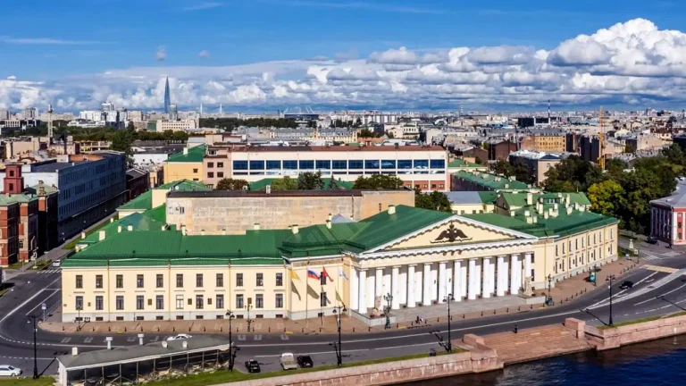 Toàn cảnh Tòa nhà chính Đại học Mỏ Quốc gia Saint Petersburg