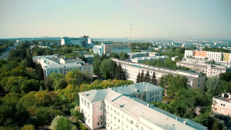 Toàn cảnh khuôn viên chính của Đại học Nghiên cứu Quốc gia Nizhny Novgorod mang tên Lobachevsky