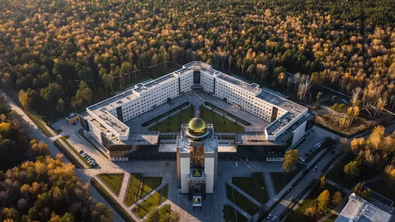 Toàn cảnh khuôn viên chính của Đại học Quốc gia Novosibirsk