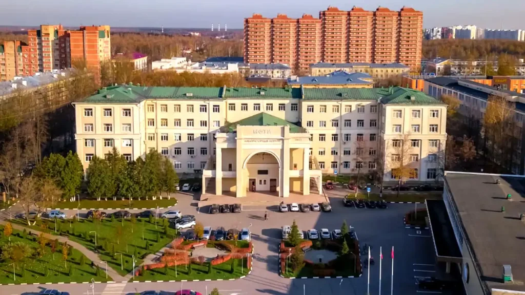 Tóa nhà chính của Đại học MIPT, góc nhìn từ Tòa nhà Phystech.Bio