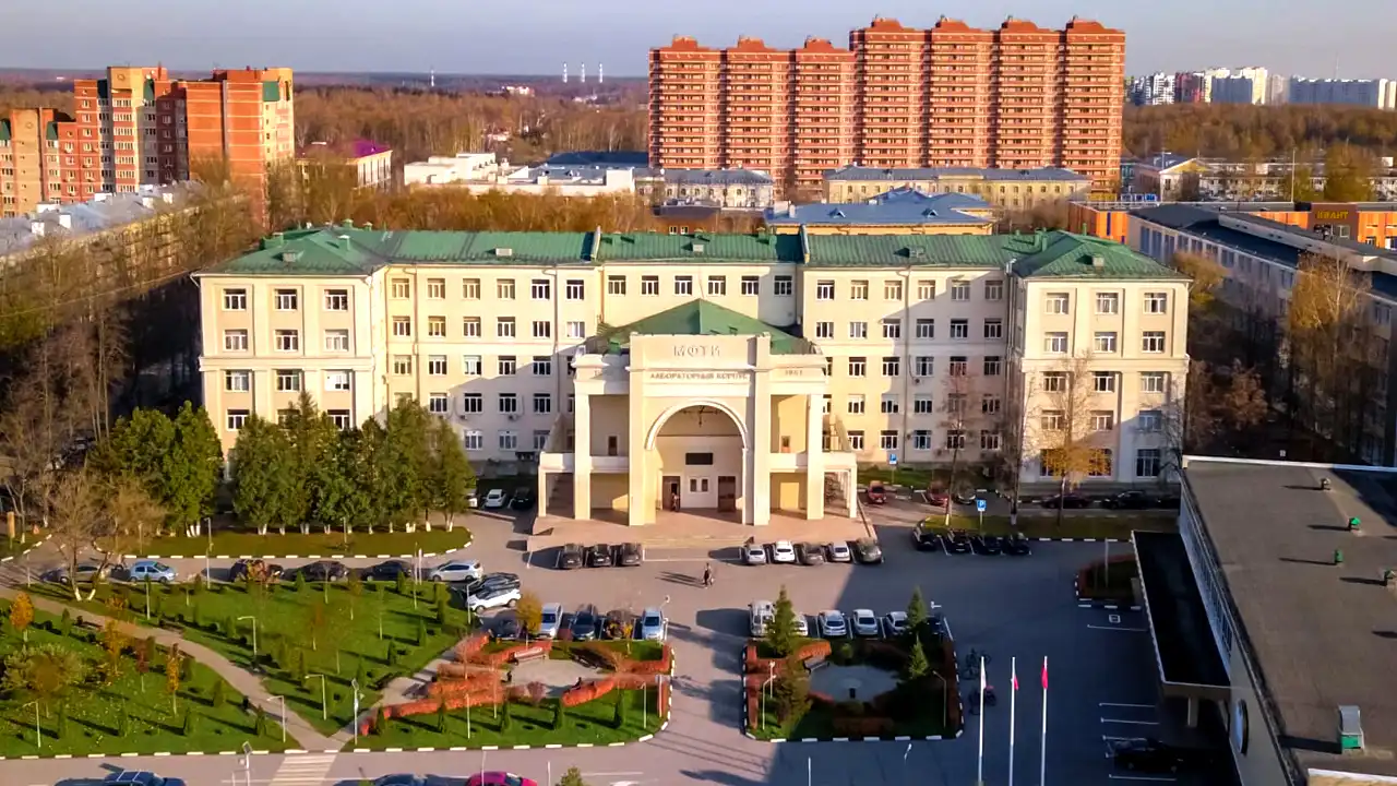 Tóa nhà chính của Đại học MIPT, góc nhìn từ Tòa nhà Phystech.Bio