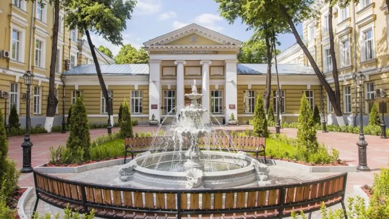 Tòa nhà lịch sử của Đại học Y khoa Quốc gia Moscow Đầu tiên mang tên Sechenov