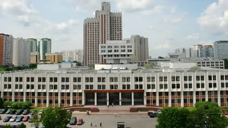 Tòa nhà chính Học viện Kinh tế Quốc gia và Hành chính công Nga