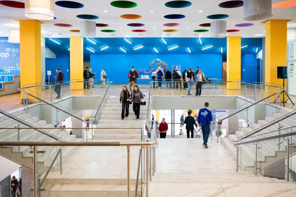 Hành lang và Cầu thang tại Sảnh chính Đại học Khoa học và Công nghệ MISiS