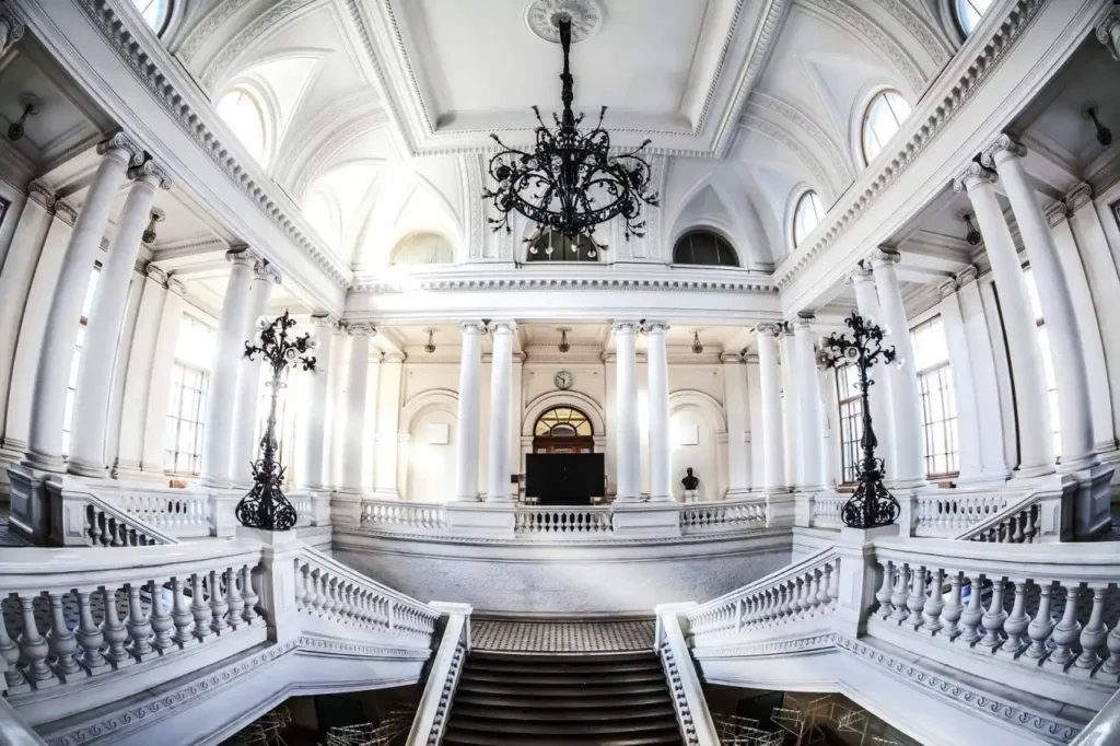 Cầu thang trong tòa nhà chính Đại học Bách khoa Saint Petersburg