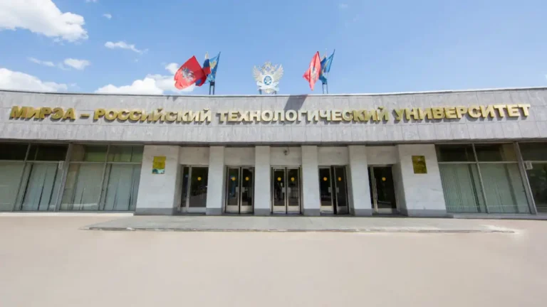 Lối vào Tòa nhà chính Đại học Công nghệ Nga MIREA
