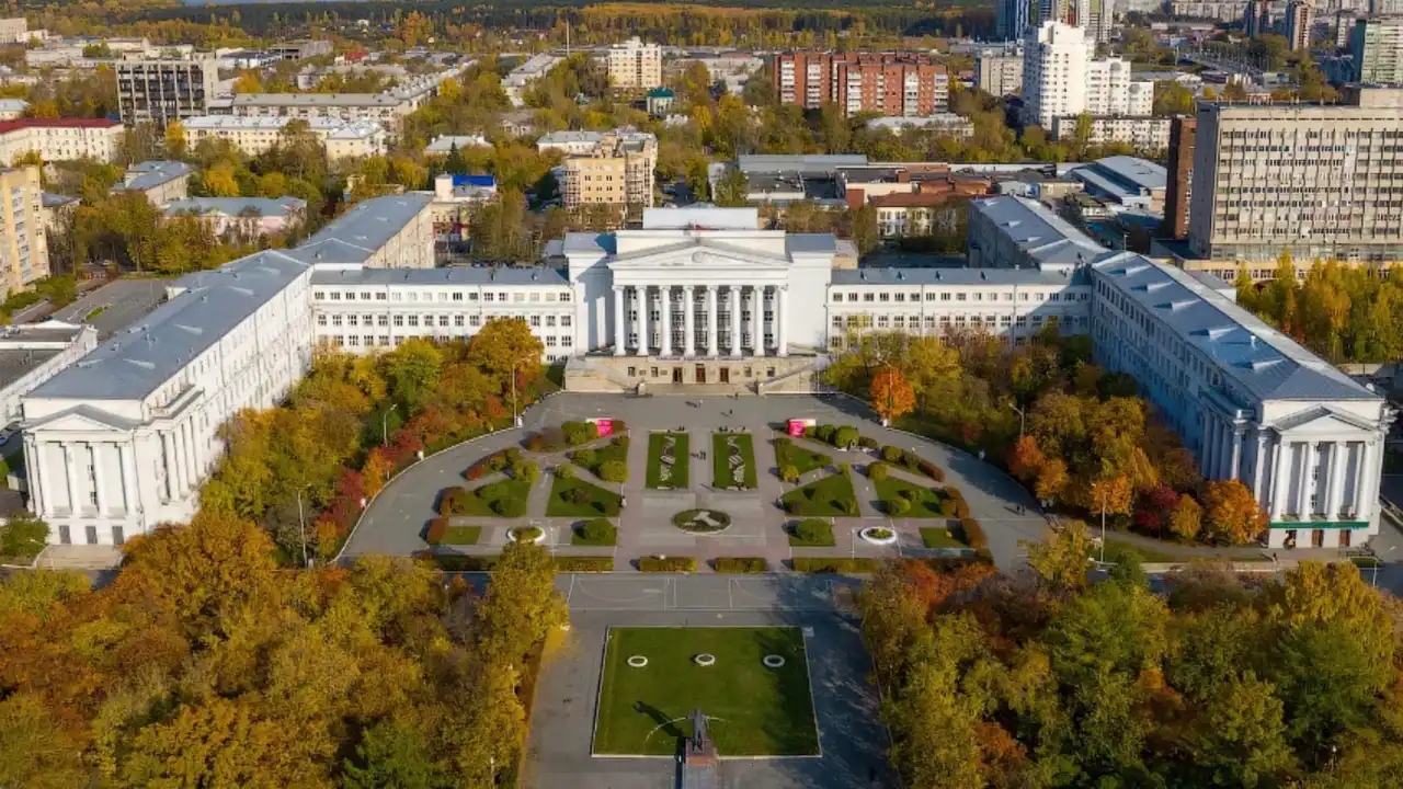 Toàn cảnh Tòa nhà chính Đại học Liên bang Ural UrFU