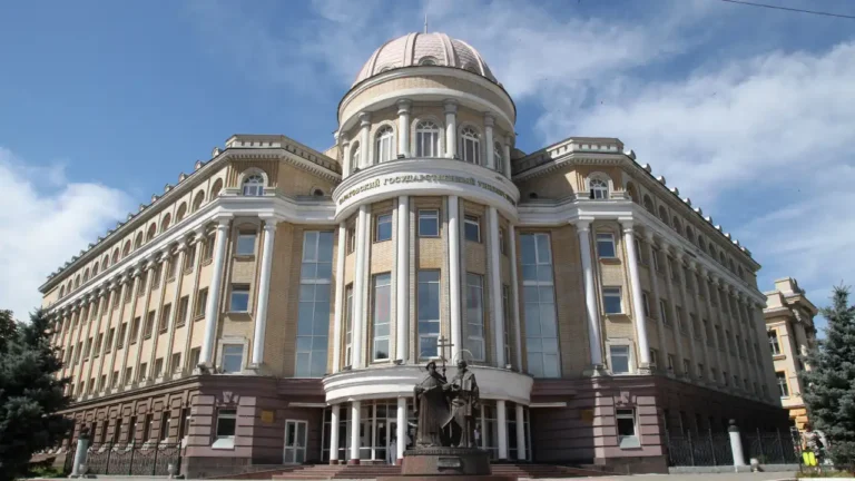 Tòa nhà chính Đại học Nghiên cứu tổng hợp Quốc gia Saratov