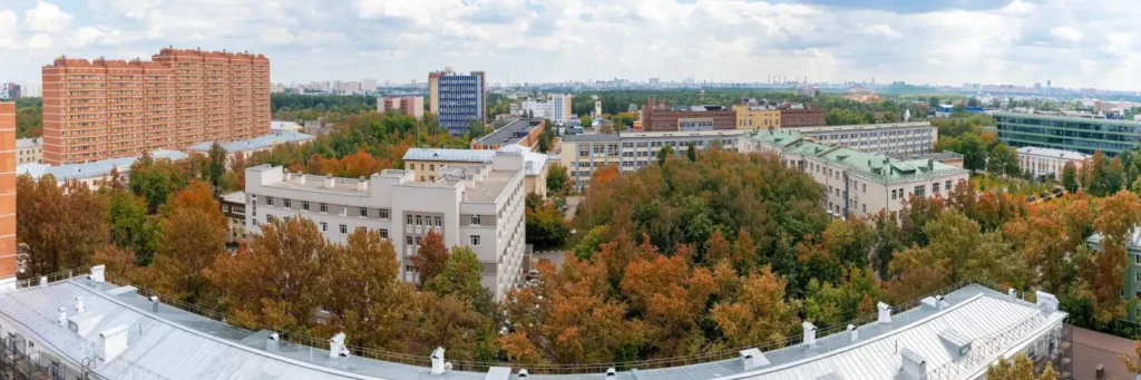 Ký túc xá số 8,9 ở ngoài cùng bên trái, Tòa Phystech.Bio ở ngoài cùng bên phải. Góc nhìn từ Ký túc xá số 12