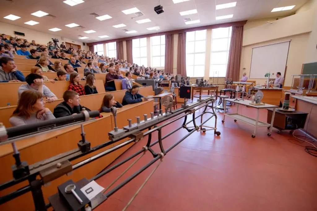 Giảng đường MIPT nổi tiếng với những thí nghiệm vật lý trực quan