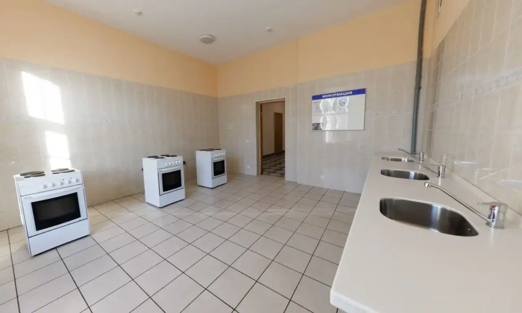 Phòng bếp trong Ký túc xá Đại học Mỏ Quốc gia Saint Petersburg