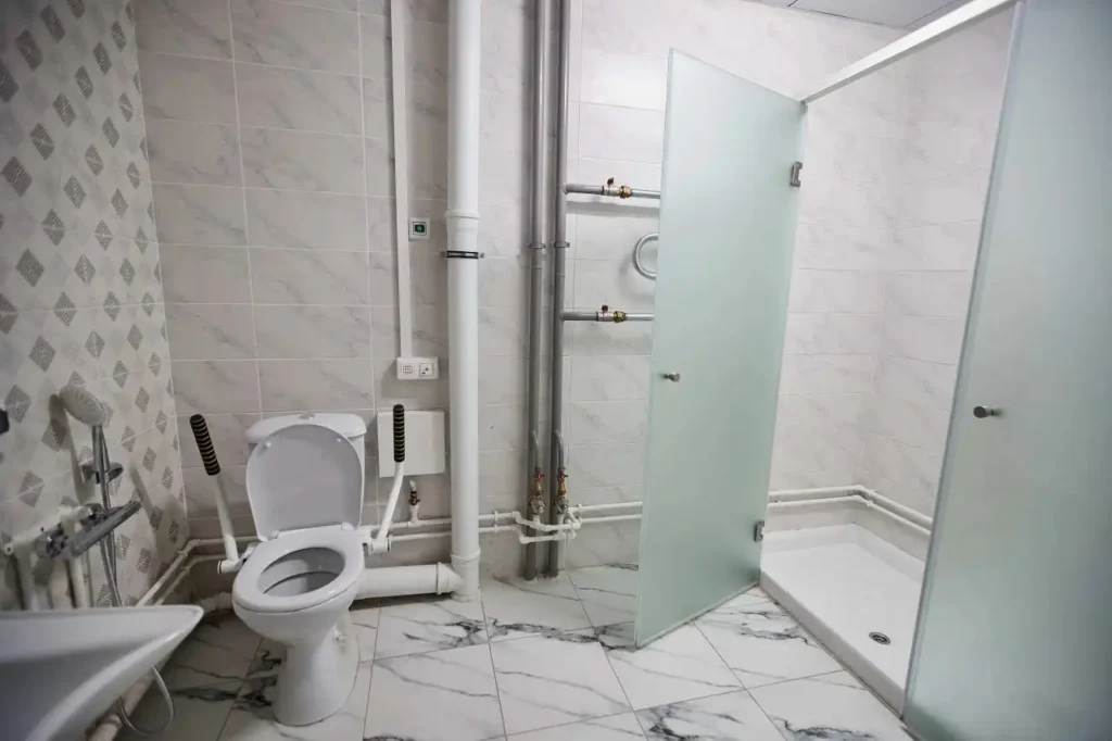 Phòng tắm trong Ký túc xá Đại học Kỹ thuật Quốc gia Novosibirsk