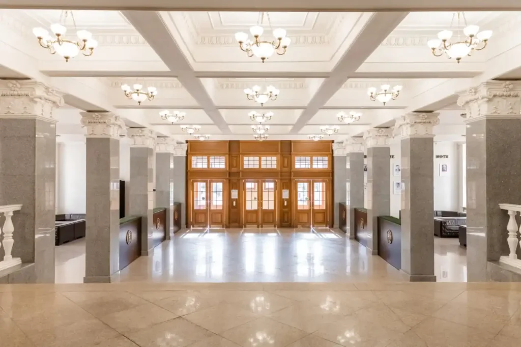 Sảnh chính trong tòa nhà chính Đại học MIPT. Góc bên phaior là chân dung các giáo sư của trường đạt giải Nobel