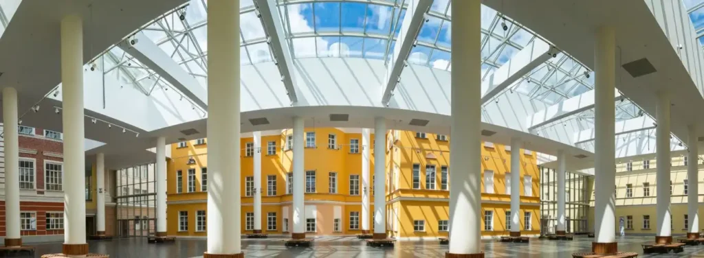 Sảnh chính ngập nắng của Đại học Kinh tế cao cấp HSE