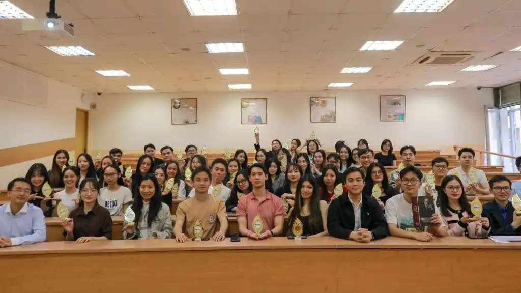 Sinh viên Đại học Kinh tế Plekhanov gặp mặt chia tay du học sinh mới tốt nghiệp, ngày 28/6/2025