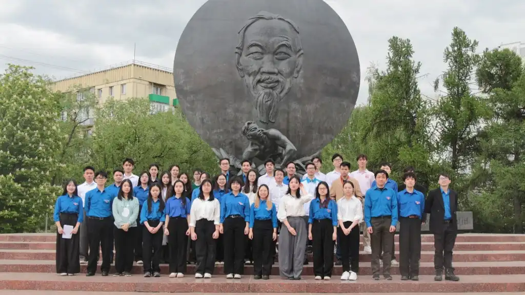 Sinh viên Đại học Kinh tế Plekhanov tổ chức dâng hoa kỷ niệm 135 Ngày sinh Chủ tịch Hồ Chí Minh, ngày 19/5/2025