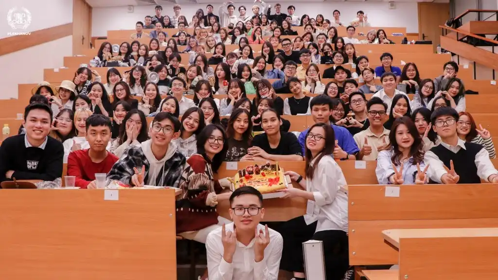 Sinh viên Đại học Kinh tế Plekhanov tổ chức cuộc thi "Đâu trường Tri thức", ngày 15/10/2022