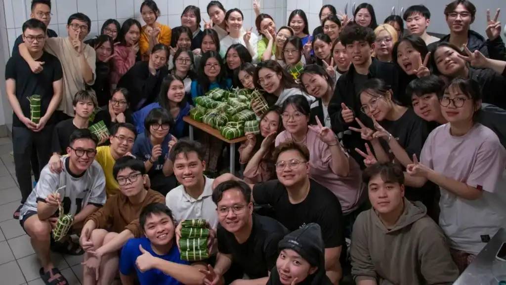 Sinh viên Đại học Kinh tế Plekhanov tổ chức hoạt động gói bánh chưng, tháng 2/2025