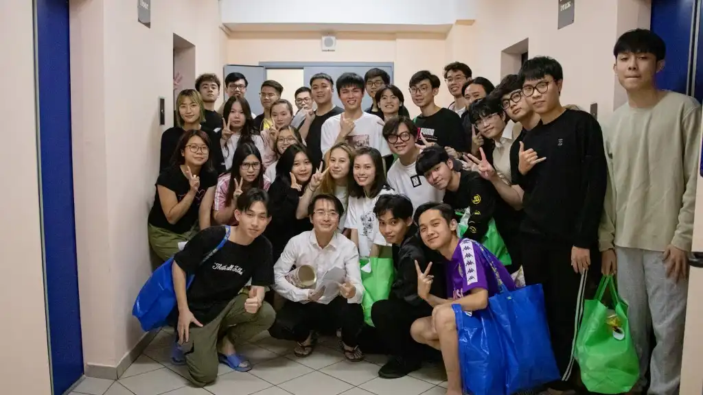 Sinh viên Đại học Kinh tế Plekhanov tổ chức tặng quà tận phòng ký túc nhân Ngày Phụ nữ Việt Nam, tháng 10/2021