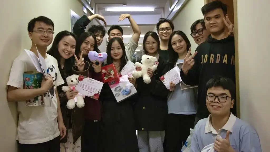 Sinh viên Đại học Kinh tế Plekhanov tổ chức tặng quà tận phòng ký túc nhân Ngày Quốc tế Phụ nữ, tháng 3/2025