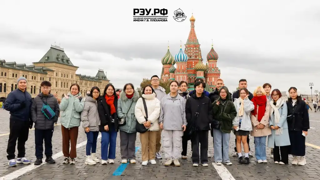 Sinh viên Đại học Kinh tế Plekhanov tổ chức đưa các bạn tân sinh viên tham quan Moskva, tháng 10/2023