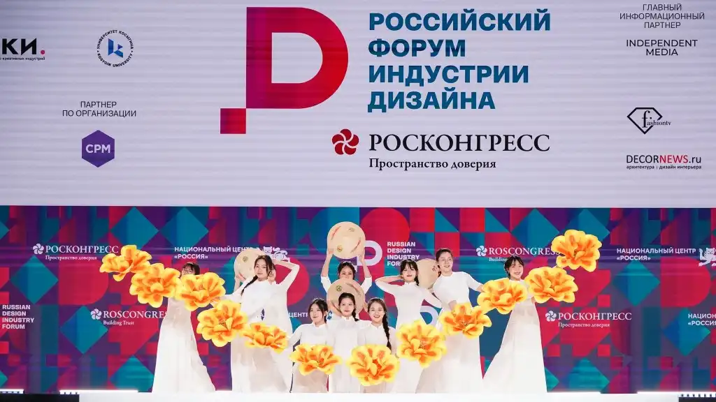Sinh viên Đại học Kinh tế Plekhanov trình diễn tại Diễn đàn Công nghiệp Thiết kế Liên bang Nga, ngày 16/4/2025