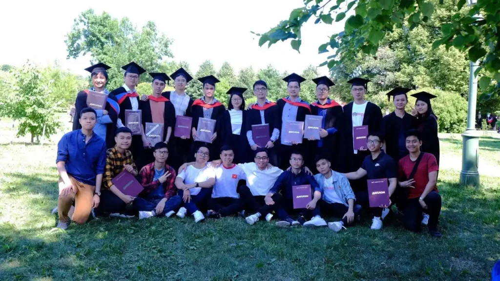 Sinh viên Việt Nam tại Đại học ITMO nhận bằng đỏ trong lễ tốt nghiệp năm 2021