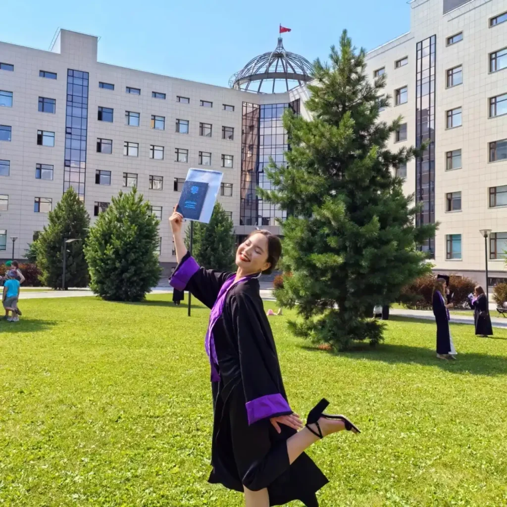 Sinh viên chụp ảnh trong ngày tốt nghiệp Đại học Quốc gia Novosibirsk