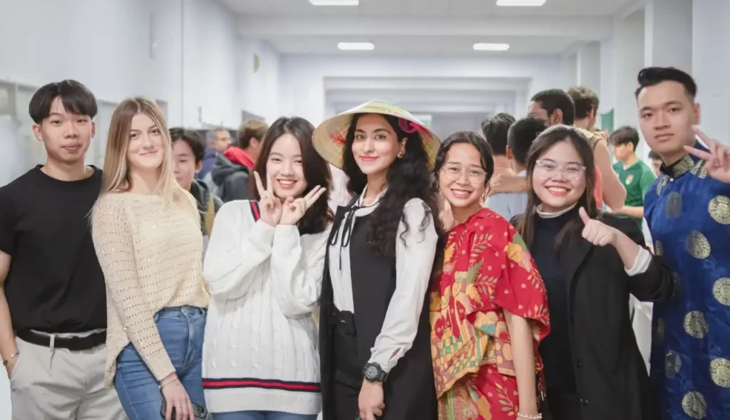 Sinh viên Việt Nam tại Đại học Vật lý kỹ thuật MIPT tham gia lễ hội vă hóa của trường năm 2023