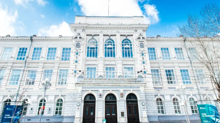 Tòa nhà chính Đại học Bách khoa Tomsk